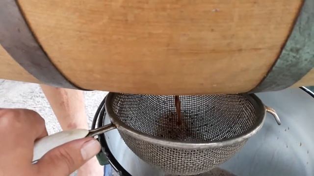 Розлив  вина  из дубовой бочки.