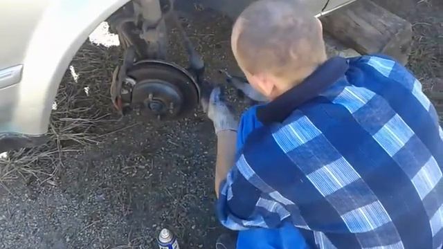 Как снять наконечники рулевых тяг без съёмника. Часть первая. (Смотреть вторую часть обязательно).