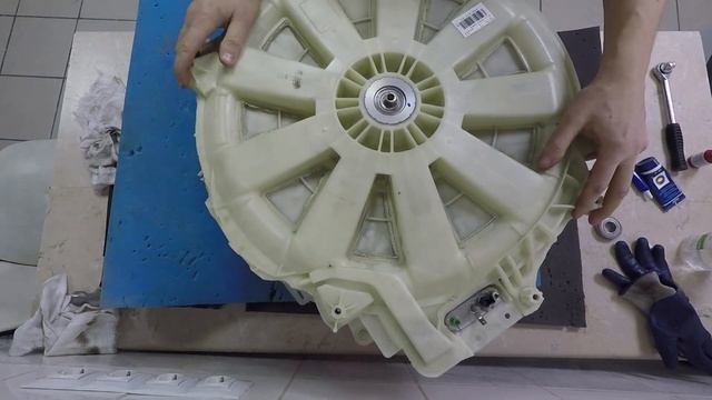 Замена подшипников и сальника в не разборном баке стиральной машины Hotpoint Ariston.