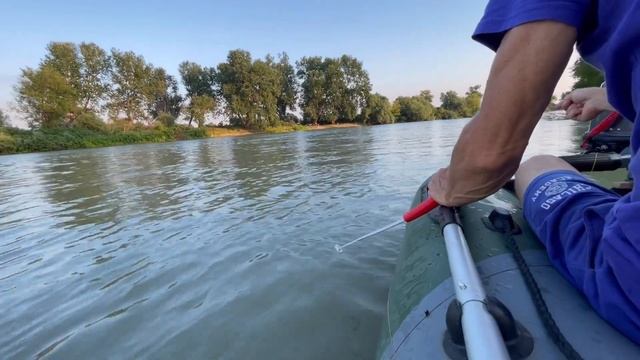 НОЧУЕМ НА РЕКЕ. РЫБАЛКА ДОНКОЙ С ЛОДКИ.