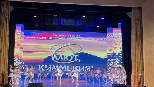 Танец "Морячка" исполняет младшая группа ансамбля Калейдоскоп на конкурсе 29.05.2022г.mp4