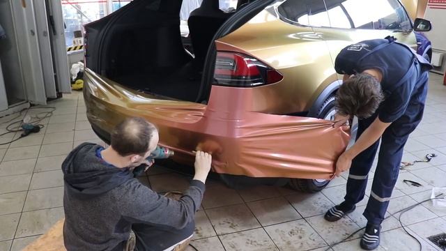 Оклейка авто пленкой Хамелеон Tesla Model X. Защитная пленка Хамелеон на авто