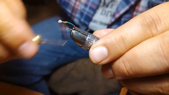 Учимся вязать мушки. Мушка на хариуса с применением УФ Геля.