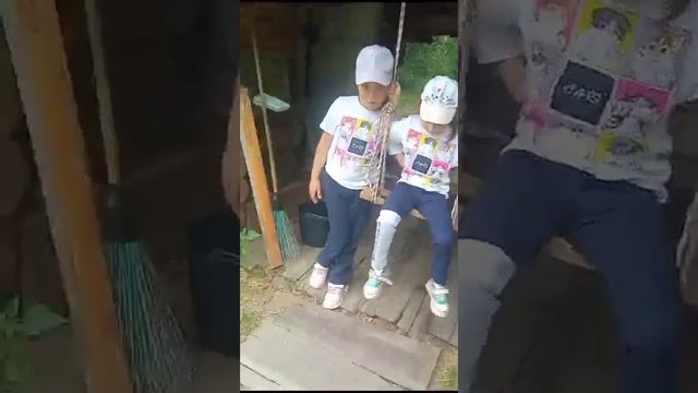 на качеле