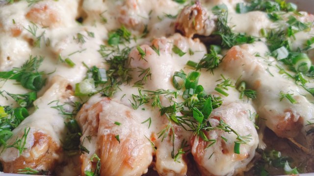Вкусные Сочные Куриные голени запеченные с картошкой.