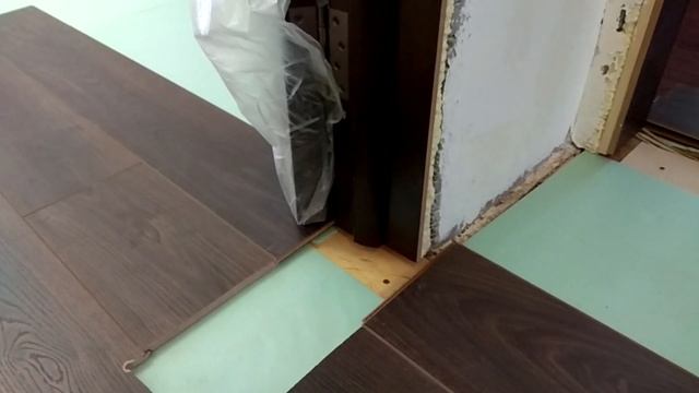 Укладываем ламинат под дверной короб.