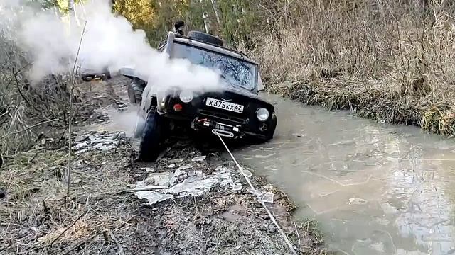 По бездорожью на советском внедорожнике УАЗ.
