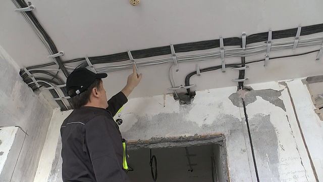 Монтаж проводки под натяжные потолки | Без гофры | Без распредкоробок | Обосновано?