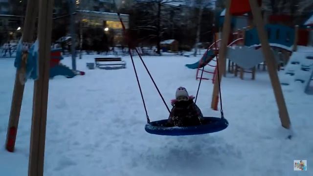 Детская площадка зимой.