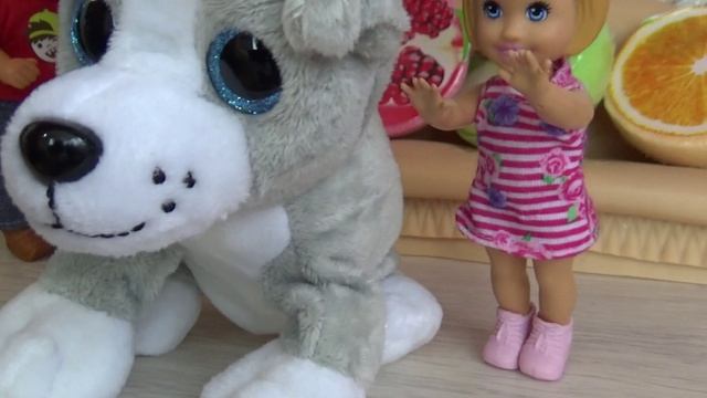 ИЩЕМ СЮРПРИЗЫ В БАССЕЙНЕ С ШИПУЧИМИ БОМБОЧКАМИ! Катя и Макс веселая семейка сериал живые куклы Барби