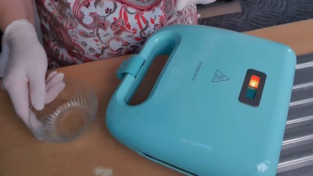 Quark-Donuts in einem Waffeleisen . Творожные пончики в вафельнице.
