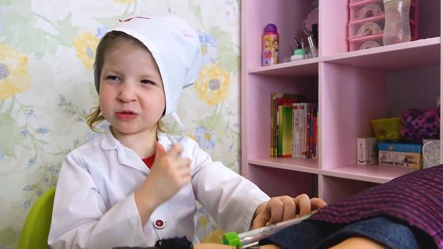 Дети делают уколы и играют в доктора и больницу
