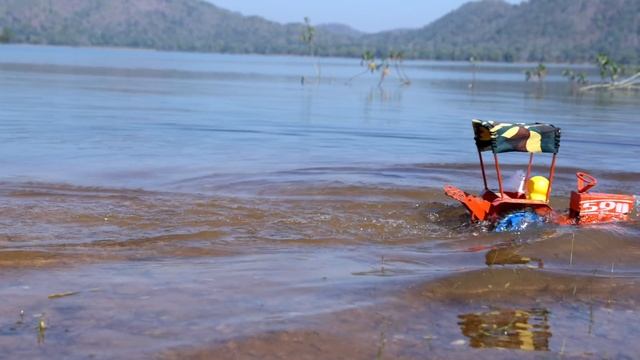 Грузовики с камнями преодолевают водные препятствия