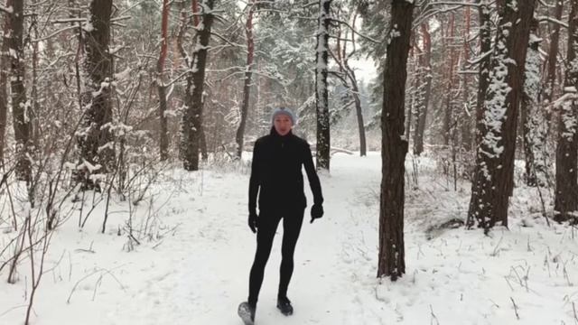 Разминка перед бегом зимой: как быстро разогреться перед пробежкой всего за 3 минуты.