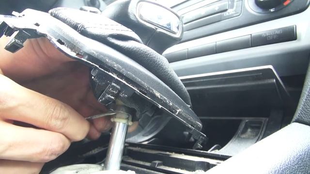 Снятие и установка ручки коробки АКПП на Skoda Octavia