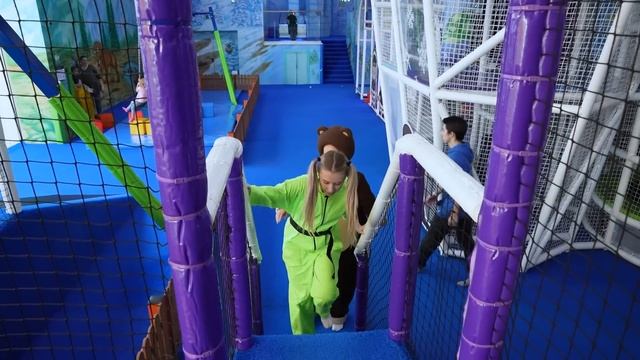 Алиса Шоу - Алиса и Медведь ищут динозавра Гуджитсу в парке Тейкабум