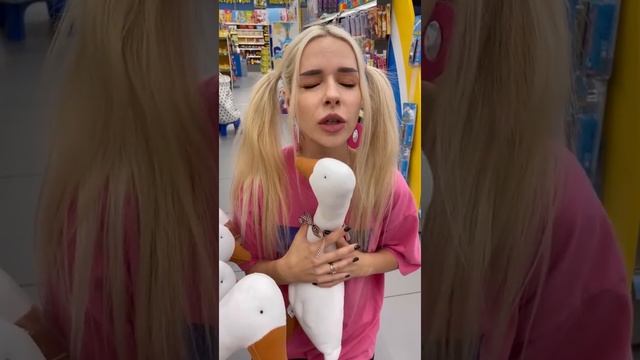 Света в магазине игрушек! 24 часа в волшебном магазине! Страшилки от Светы!