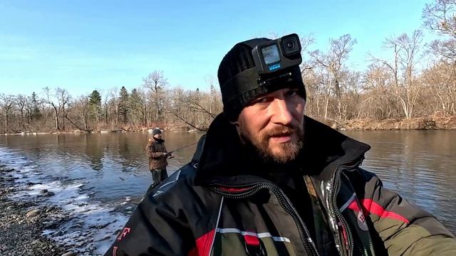 Горная рыбалка в Сибири. Рыбалка на тайменя ранней весной на блесну. Весенняя рыбалка в тайге.