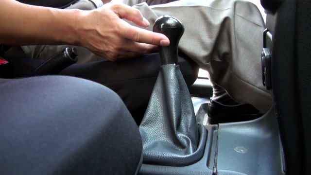 Болтается рычаг КПП. Как быстро отремонтировать?