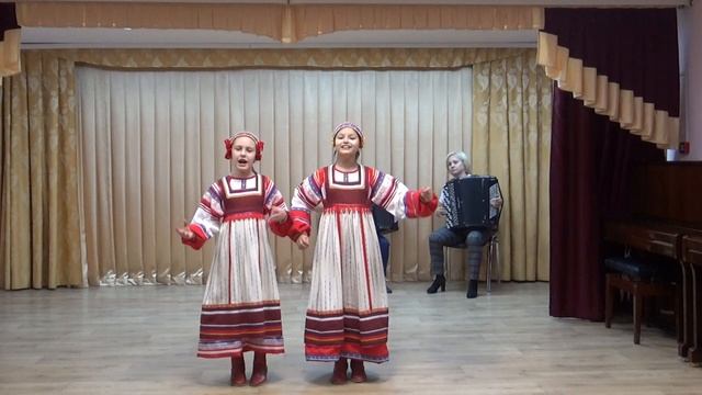 Савенкова Валерия и Леванюк Полина 'Во кузнице' русско-народная песня.mp4