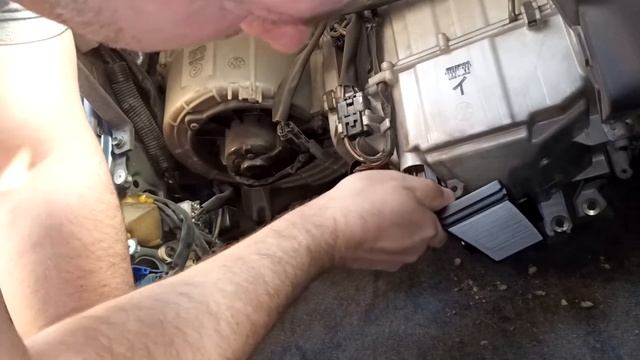 Замена салонного фильтра на Тойота Королла АЕ100 1996г