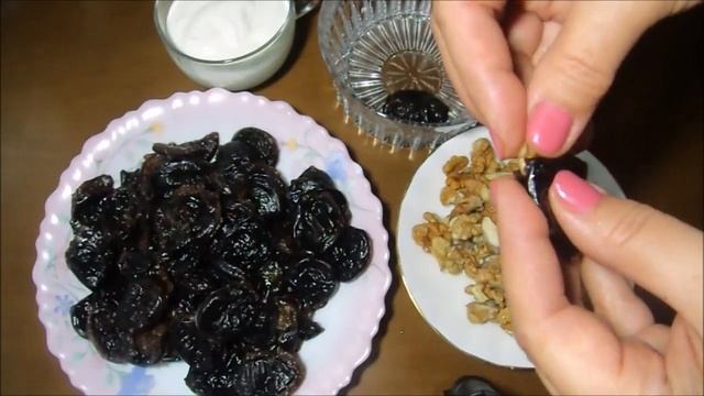 Чернослив с грецкими орехами в сметане/ Готовится быстро Съедается еще быстрее