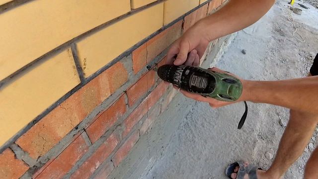 Как выставить маяки под цементную штукатурку. Цоколь дома 2 серия