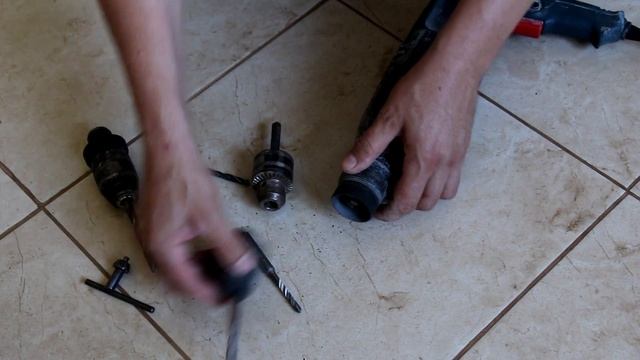 Как в перфоратор закрепить сверло? поменять патрон