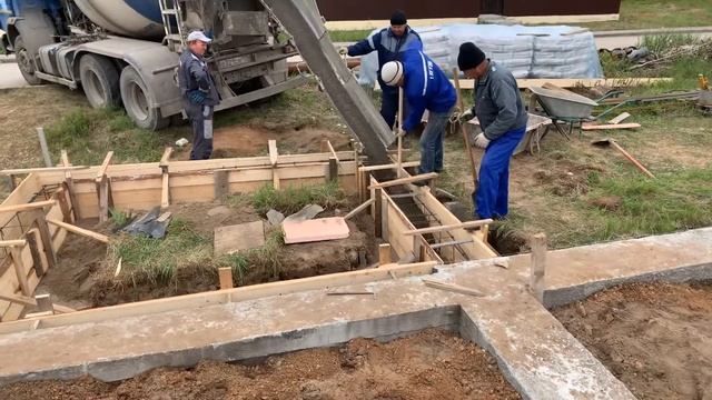 Принимаем миксер с бетоном, подъезжаем вплотную к опалубке, заливаем ленточный фундамент на сваях