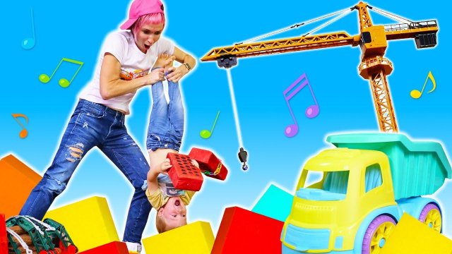Маша Капуки и Карл играют в машинки. Детские песни Капуки Дети. Песенка - Подъёмный кран
