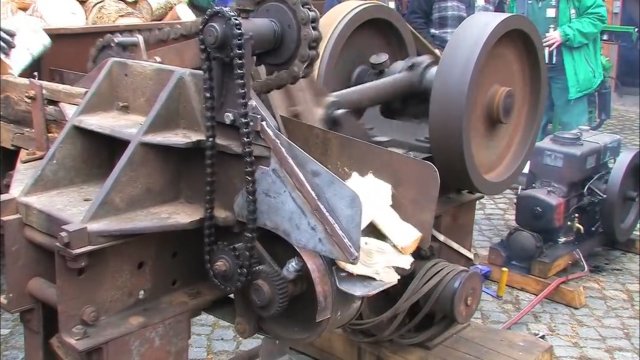 Дровокол 1939 года на нефтяном двигателе. Запуск и работа.