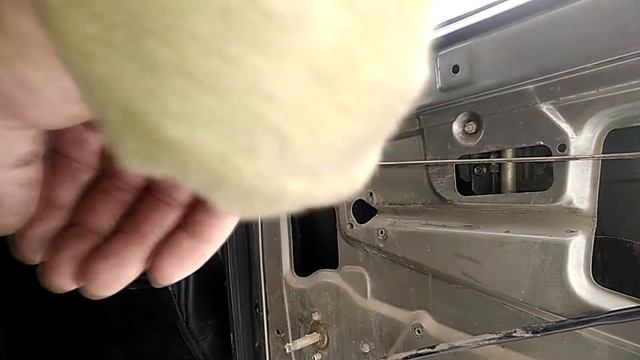заклинело заднюю дверь ваз(не открывается),ЧТО ДЕЛАТЬ?