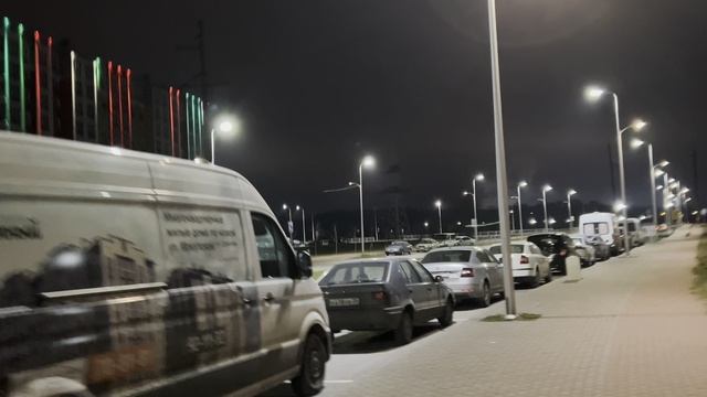 ЕвМох оффнул стрим и пошёл ночью прогуляться с Татой. Сделал перерыв между эфирами и снял контент.