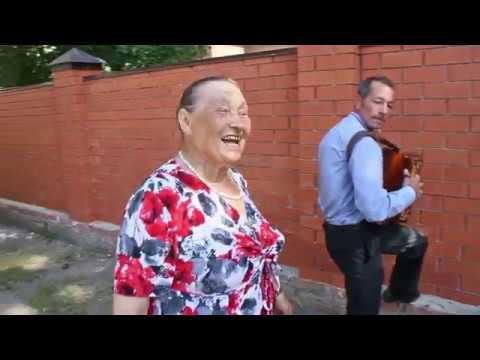 Задорная Матанечка за сценой фестиваля в Ельце