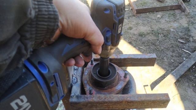 Приспособление для сжатия пружин стоек.