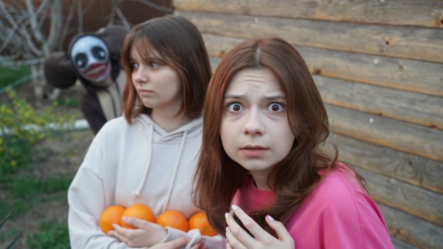 ДОИГРАЛИСЬ С ЧЕБУРАШКОЙ! КУРЬЕР МАНЬЯК КОНТРОЛИРУЕТ МОЙ ДОМ! *Разговор с ним был ошибкой*