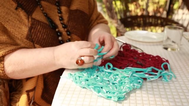 Как связать квадратный или прямоугольный коврик из тряпок без крючка и спиц