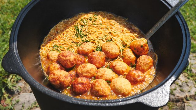 Варено-жареные, нашумевшие яйца из Китая в казане на костре.