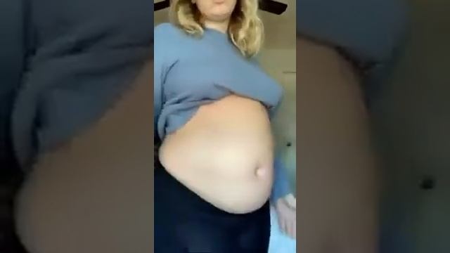 Пухленькая девушка играет со своим животиком