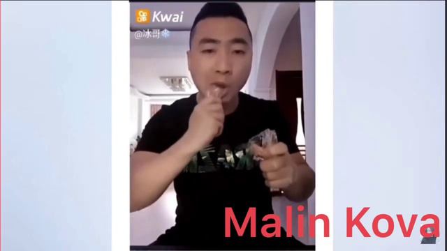 Сборник.
Люди едят лед с водой в внутри