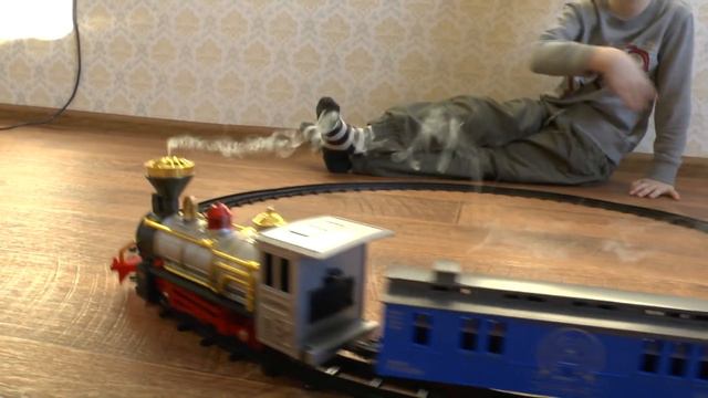 Большой игрушечный поезд с дымом и железная дорога для детей