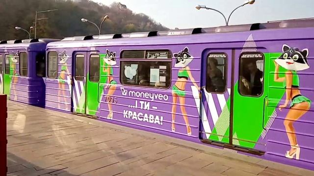 Метрополитен Киева. Станция метро Днепр. Цветные вагоны. Kiev metro.