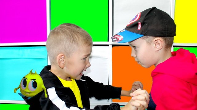 Рома не хочет быть маленьким и играть с Хелпиком Для детей for kids children