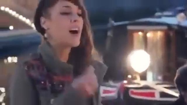 Классная французская уличная певичка