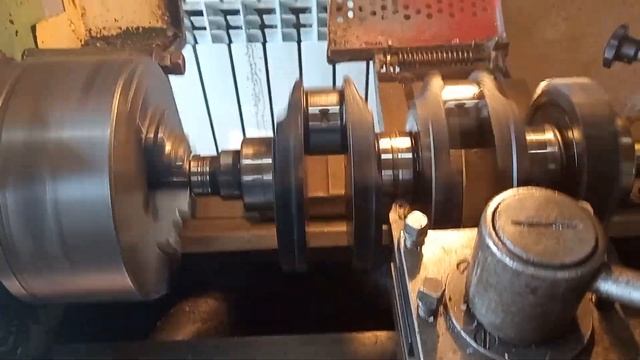 Протачиваю коленвал своими руками на токарном станке.