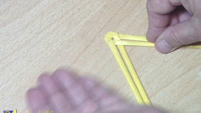 Плетение ленты-зубатки из бумажных трубочек