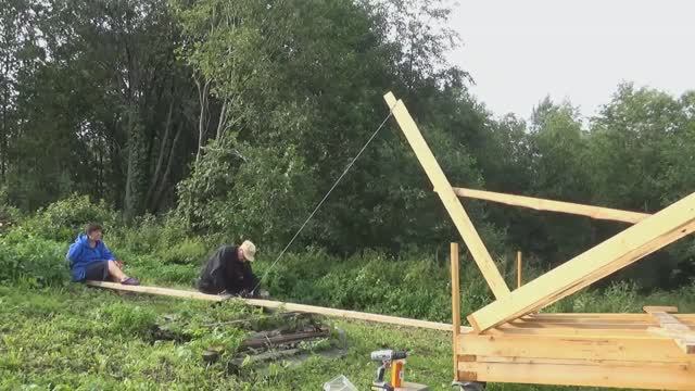 Строим каркасный дом на сваях для проживания своими руками (ч.11)  Подъем первой стены лебедкой