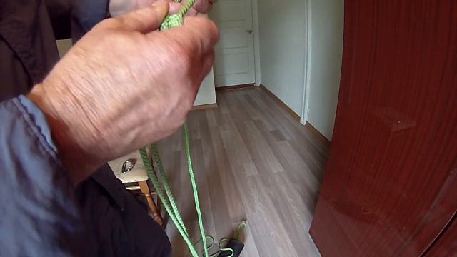 Самосброс для спуска груза в одну веревку.