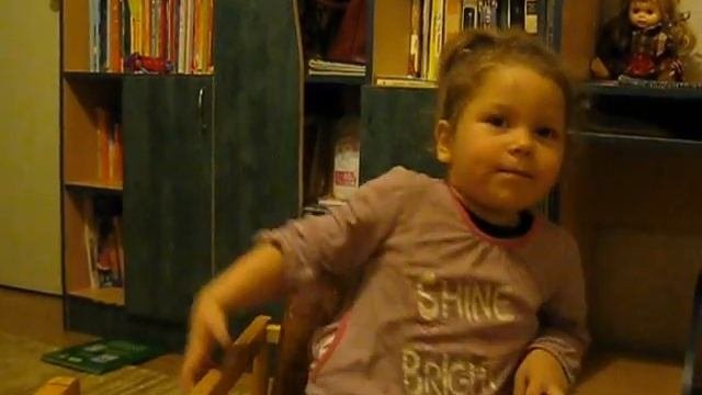 Выпал снег, настал мороз,  Кошка лапой моет нос,  У щенка на черной спинке  Тают белые снежинки!