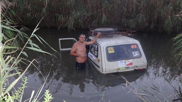 Проверяем подводное зажигание на Ниве. Утопили ее в канале, кто бы глубину померил.